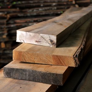 Blockware Rohholz Holzbohlen europäischer Nussbaum bei Holz-Liebling DIY kaufen