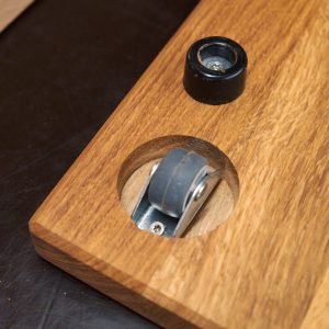 Gummifüße 15mm und Rollen an einem Gleitbrett Holz-Liebling DIY