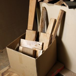 Holzreste Massivholz vorwiegend Eichenholz 20kg Kiste bei Holz-Liebling DIY kaufen
