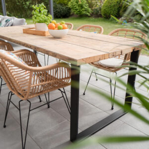 Anwendungsbeispiel-Gartentisch-mit-Kufen-Stahlgestell-schwarz-pulverbeschichtet