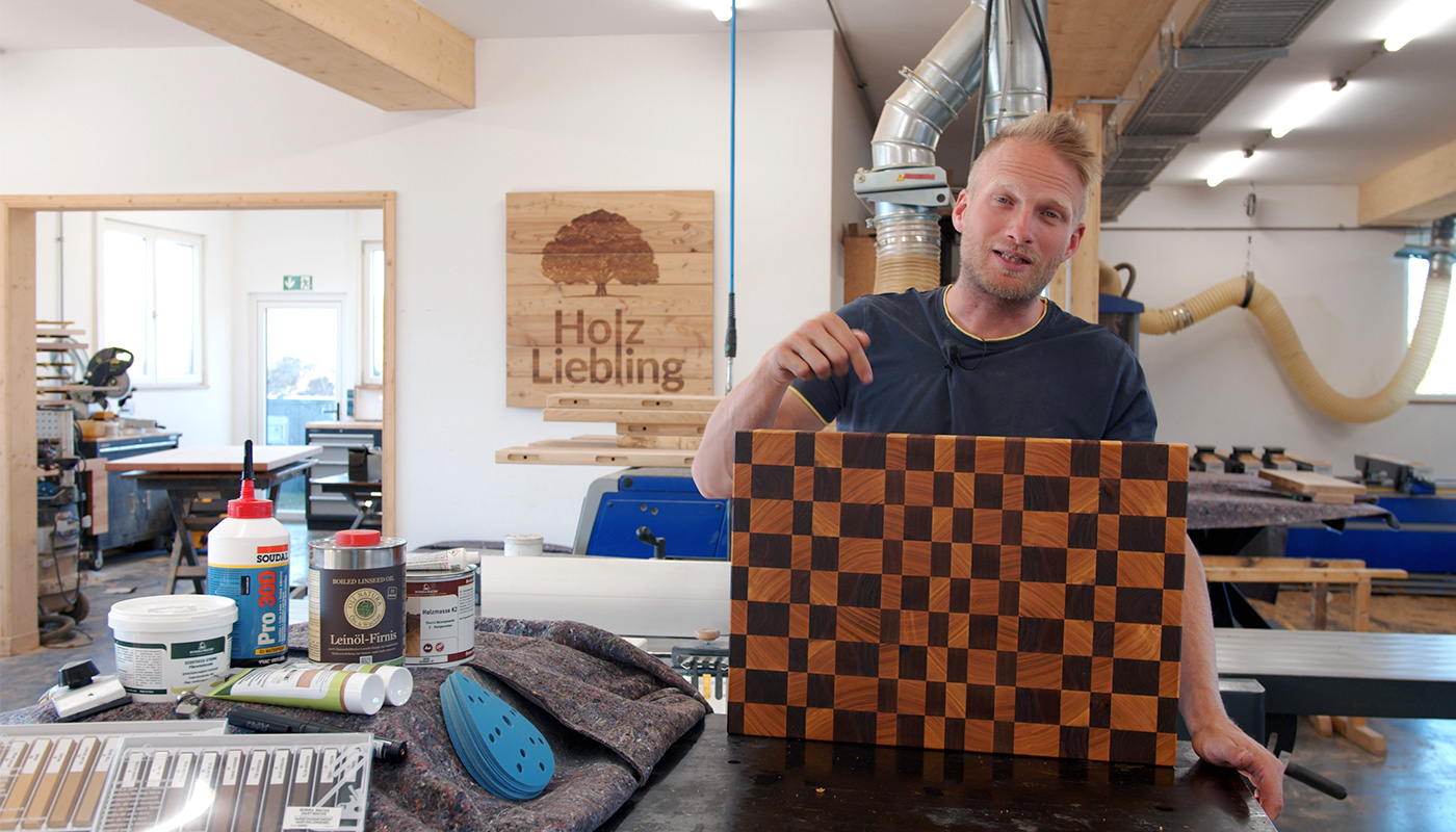 Schreiner in Werkstatt zeigt DIY Holz-Projekte im Holz-Liebling DIY Shop