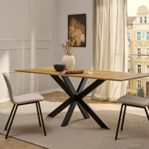 Moderner Esstisch aus massiver Eiche montiert auf einem schwarzen Spider Kreuzgestell aus Stahl.