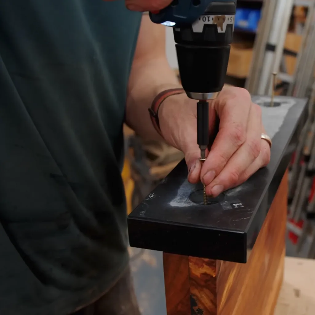 Montage der Naturstein Bodenplatte aus Nero Assoluto an einem DIY Messerblock.