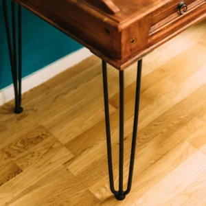 4er Set Hairpin Legs verbaut an einem DIY Beistelltisch im Wohnzimmer