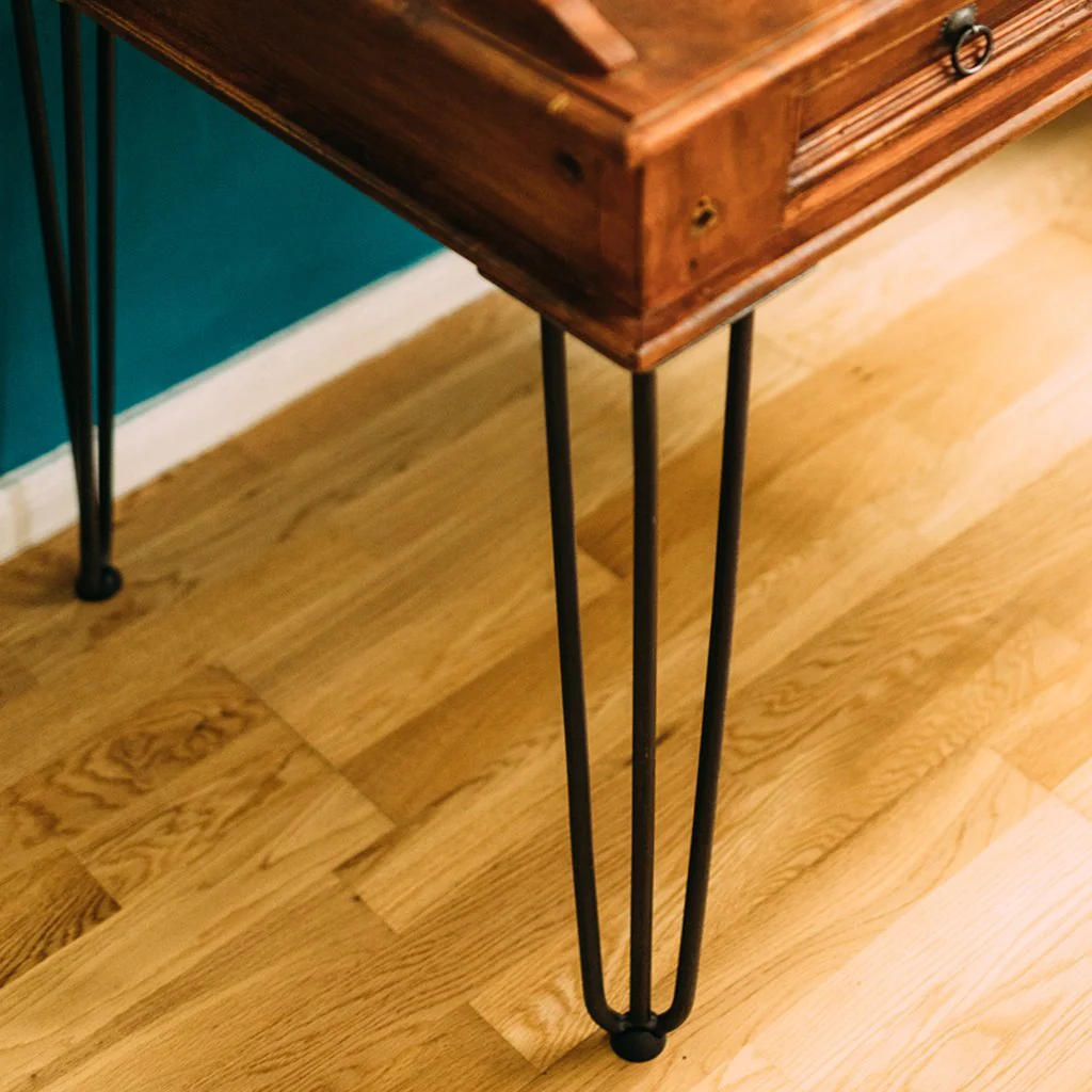 4er Set Hairpin Legs verbaut an einem DIY Beistelltisch im Wohnzimmer