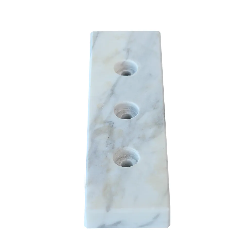 Detailaufnahme der Sacklöcher an einer Naturstein Bodenplatte aus Marmor.