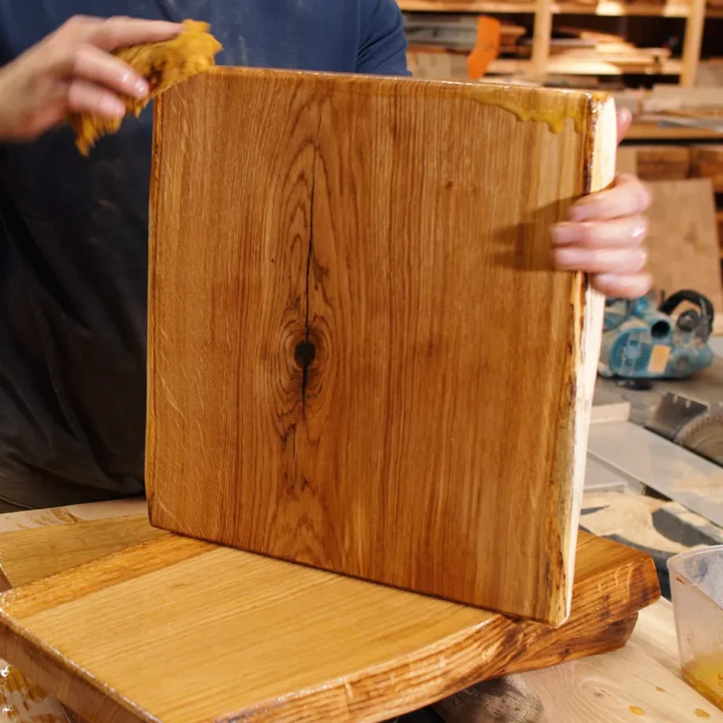 Schwarzer 1K Holzkitt im Eichen-Astloch nach dem Schleifen und Ölen