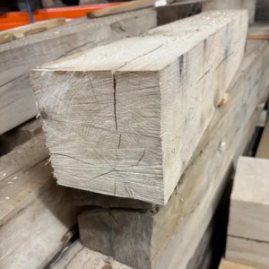 Massiver Holzblock aus Eiche sägerau in Balkenform. Perfekt für DIY Holzsäulen.