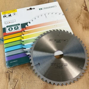 Stehle 190mm Feinschnitt-Handkreissägeblatt Z48 FWS für Akku-Sägen originalverpackt auf einer Holzbohle.