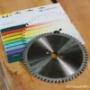 Stehle 216mm Feinschnitt-Kappsägeblatt mit 60 negativen Wechselzähnen für ausrissfreie Gehrungsschnitte.