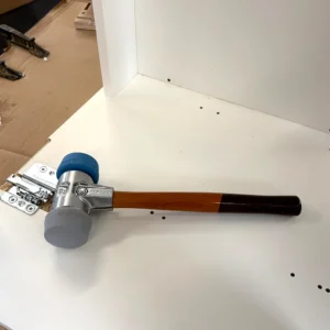 Halder SIMPLEX Schonhammer 50 40 in einem Möbelkorpus in der Schreinerei