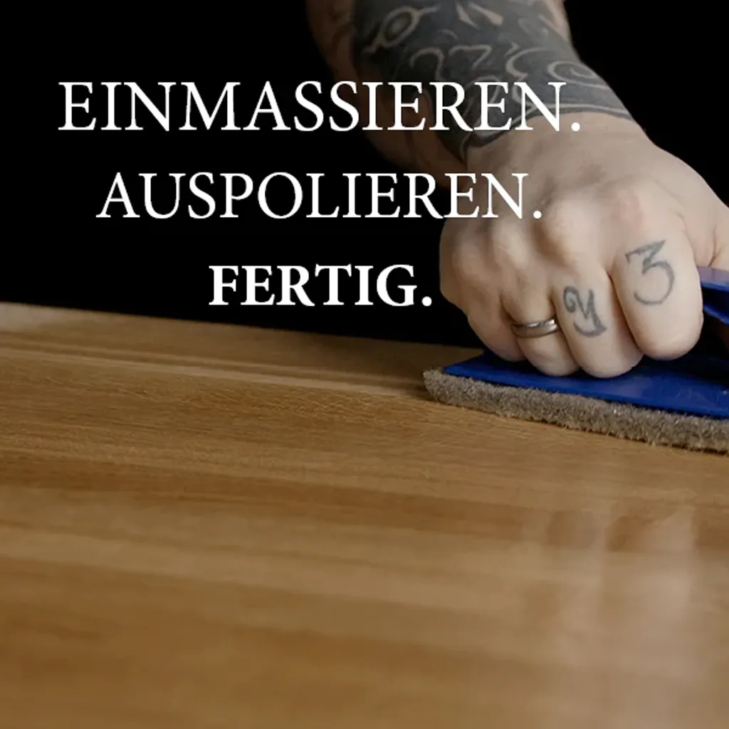 Holz richtig ölen: Manuelles Einmassieren und anschließendes Auspolieren des High-Solid Holzöls mit einem Polierpad auf einer Tischplatte.