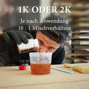 2K-Mischung in der Werkstatt: Das High-Solid Holzöl wird im exakten Verhältnis 10:1 mit dem OLI-NATURA Härter für extra Schutz angerührt.