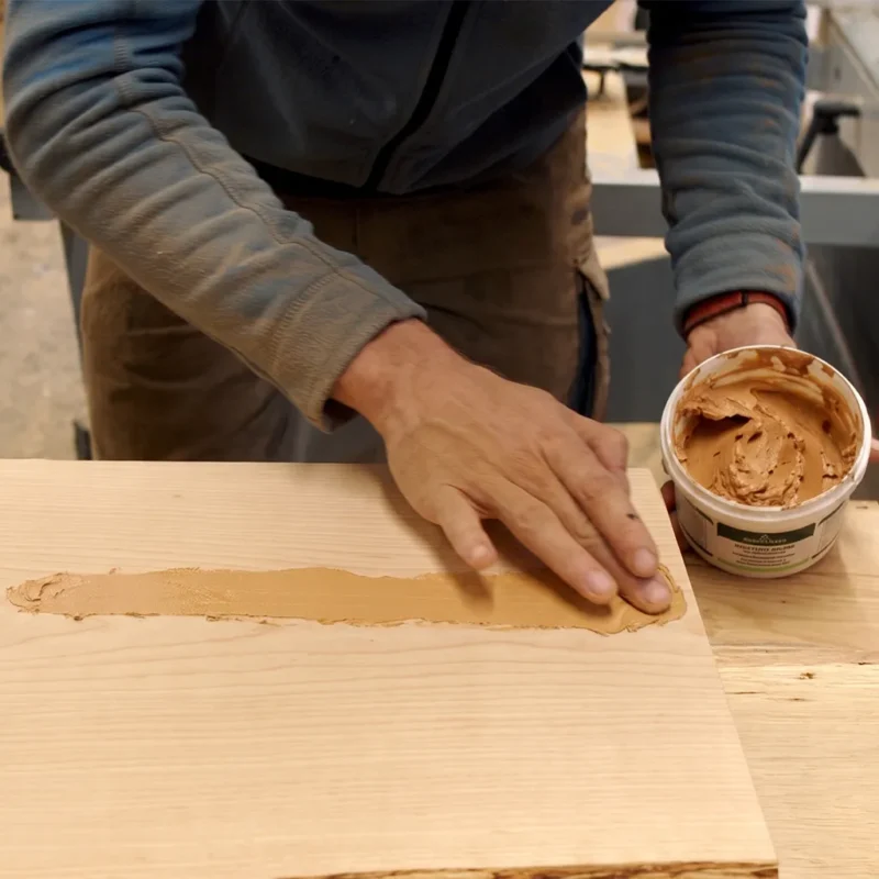 Riss in Kirschbaumholz mit kirschbaumfarbenem Holzkitt ausbessern