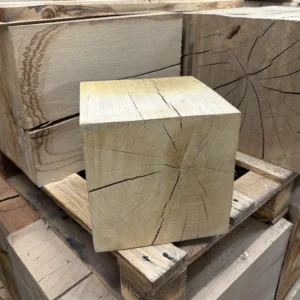 DIY Rohling aus Eiche Massivholz unbehandelt und sägerauh im Holzlager einer Schreinerei.