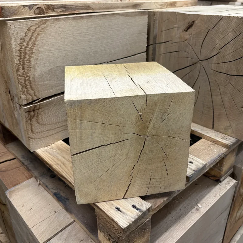 DIY Rohling aus Eiche Massivholz unbehandelt und sägerauh im Holzlager einer Schreinerei.