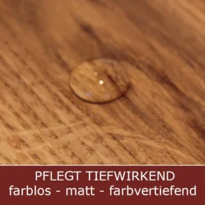 Wasserabweisende Schutzwirkung: Wassertropfen perlt auf einer mit OLI-NATURA Holzpflegeöl aufgefrischten, matten Holzoberfläche ab.