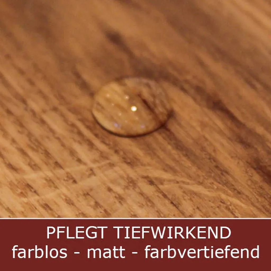Wasserabweisende Schutzwirkung: Wassertropfen perlt auf einer mit OLI-NATURA Holzpflegeöl aufgefrischten, matten Holzoberfläche ab.