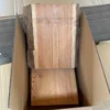 Blick in den geöffneten Versandkarton prall gefüllt mit 20 kg Holzresten aus massiver Lärche
