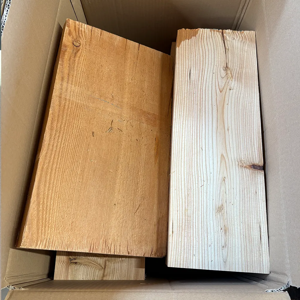 Holzreste Massivholz Lärche 20 kg sortenrein in einem Versandkarton.