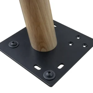 Schwarze Universal Montageplatte fuer Tischbeine verschraubt an einem rundem Holzfuss