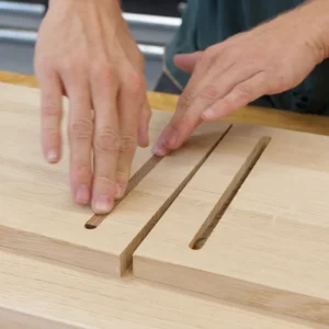 Nahaufnahme beim passgenauen Einsetzen der Neodym Quadermagnete in die ausgefräste Nut