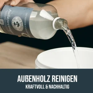 OLI-NATURA Außenreiniger Konzentrat wird zur Reinigung von Außenholz in einen Eimer gegossen