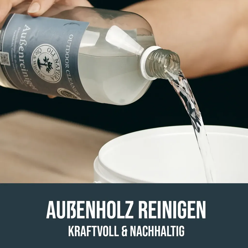 OLI-NATURA Außenreiniger Konzentrat wird zur Reinigung von Außenholz in einen Eimer gegossen