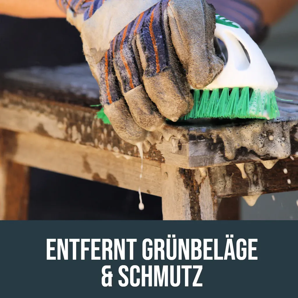 Verschmutzter Holzstuhl wird mit einer Bürste und OLI-NATURA Außenreiniger von Grünbelag befreit