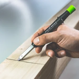 Anwendung des Pica BIG Dry Construction Marker auf trockenem Holz.