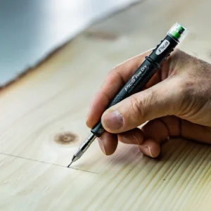 Millimetergenaues Anreißen auf Holz mit dem Pica Fine DRY Bundle.