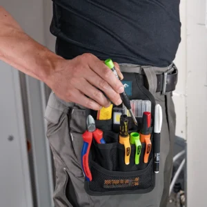 Master Belt Gürteltasche bestückt mit Pica Dry, Ink und Visor Markern am Gürtel eines Handwerkers.