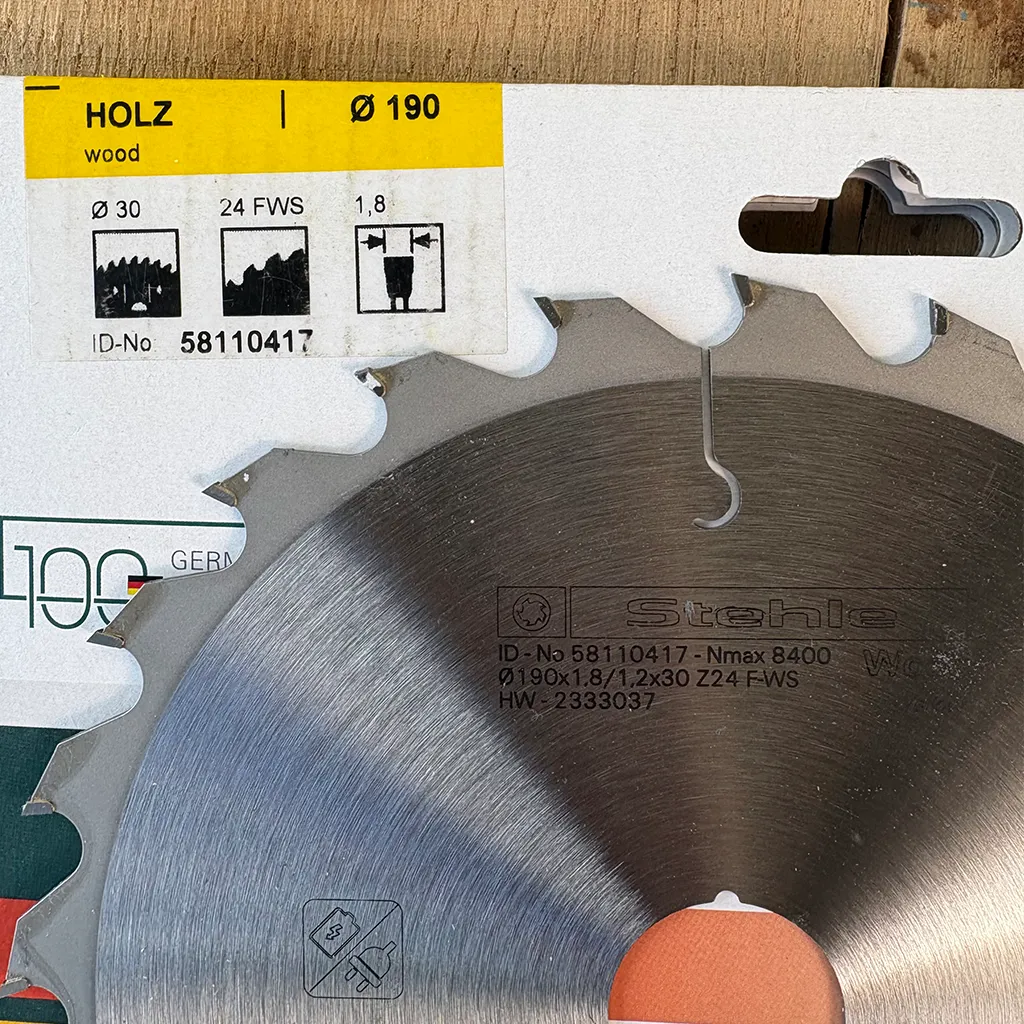 Detailaufnahme der technischen Daten und Artikelnummer 58110417 auf dem Stehle 190mm Dünnschnitt-Sägeblatt.