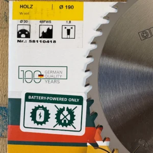 Nahaufnahme der Stehle Verpackung 58110418 mit grünem Akku-Hinweis Battery-Powered Only für Handkreissägen.