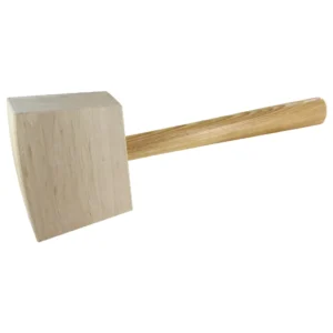 Klassischer Triuso Holzhammer für Stechbeitel aus hellem Hartholz mit ergonomischem Eschenstiel freigestellt vor weißem Hintergrund