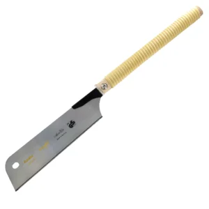 Triuso Japan-Präzisions-Zugsäge Kataba 270mm mit langem traditionellen Bastgriff freigestellt vor weißem Hintergrund