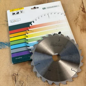 Stehle 190mm Universal-Handkreissägeblatt Z24 FWS originalverpackt auf einer Holzbohle für den Werkstatteinsatz.
