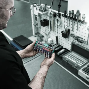 Handwerker hält das kompakte Wera Tool-Check PLUS 1 Werkzeugset in der Werkstatt