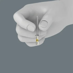 Wera Torx HF Bit klemmt eine Holzschraube durch mechanische Flächenpressung felsenfest ohne Magnet