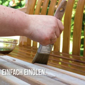 Anleitung Gartenmöbel einölen: OLI-NATURA Yacht & Teaköl mit einem Pinsel gleichmäßig dünn in Maserrichtung auf eine Holzbank auftragen.