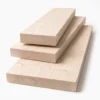 Drei sägeraue und unbehandelte Holzbohlen aus Ahorn auf weissem Hintergrund gestapelt, in den Breiten 10 cm, 15 cm und 20 cm.