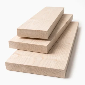 Drei sägeraue und unbehandelte Holzbohlen aus Ahorn auf weissem Hintergrund gestapelt, in den Breiten 10 cm, 15 cm und 20 cm.