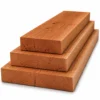 Drei sägeraue und unbehandelte Holzbohlen aus amerikanischen Kirschbaum auf weissem Hintergrund gestapelt, in den Breiten 10 cm, 15 cm und 20 cm.