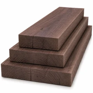 Drei sägeraue und unbehandelte Holzbohlen aus amerikanischen Nussbaum auf weissem Hintergrund gestapelt, in den Breiten 10 cm, 15 cm und 20 cm.