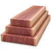 Drei sägeraue und unbehandelte Holzbohlen aus Apfelbaum auf weissem Hintergrund gestapelt, in den Breiten 10 cm, 15 cm und 20 cm.