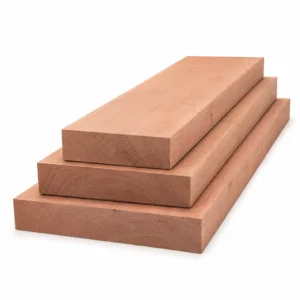 Drei sägeraue und unbehandelte Holzbohlen aus Birnbaum auf weissem Hintergrund gestapelt, in den Breiten 10 cm, 15 cm und 20 cm.