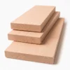Drei sägeraue und unbehandelte Holzbohlen aus Buche auf weissem Hintergrund gestapelt, in den Breiten 10 cm, 15 cm und 20 cm.
