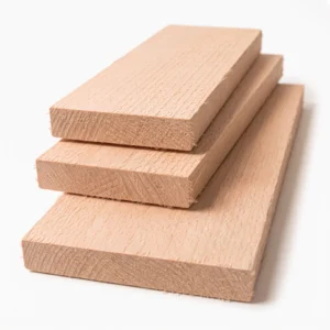 Drei sägeraue und unbehandelte Holzbohlen aus Buche auf weissem Hintergrund gestapelt, in den Breiten 10 cm, 15 cm und 20 cm.