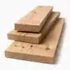 Drei saegeraue und unbehandelte Holzbohlen aus Eichenholz auf weissem Hintergrund gestapelt, in den Breiten 10 cm, 15 cm und 20 cm.