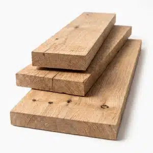 Drei saegeraue und unbehandelte Holzbohlen aus Eichenholz auf weissem Hintergrund gestapelt, in den Breiten 10 cm, 15 cm und 20 cm.
